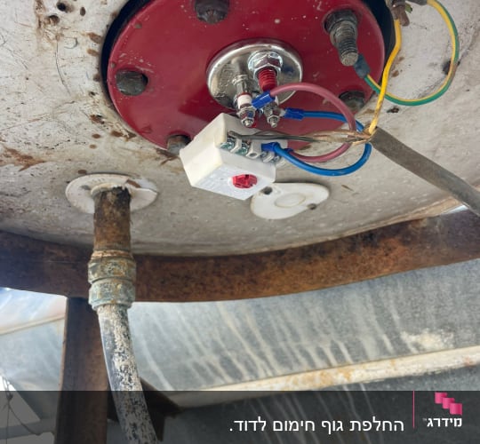 חיבורים חשמליים וצנרת בדוד שמש ישן